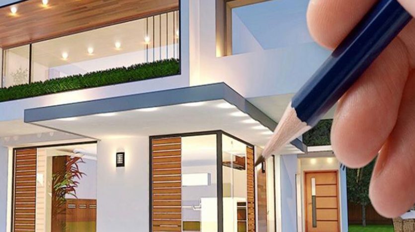 Une main tenant un crayon sur des plans architecturaux à Damac Hills, avec une superposition d&#039;une maison moderne à deux étages dotée de grandes fenêtres en verre et d&#039;un éclairage extérieur.