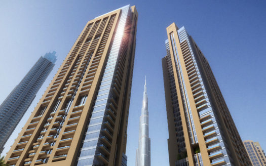Une vue des gratte-ciels modernes de Dubaï, avec une très haute tour en arrière-plan sous un ciel bleu clair, la lumière du soleil éclairant l&#039;un des bords du bâtiment.