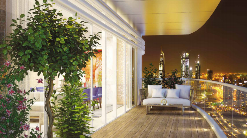 La nuit, un balcon luxueux comprend des sièges moelleux, des plantes en pot et une vue panoramique sur les toits de la ville bien éclairés d&#039;Imperial Avenue.