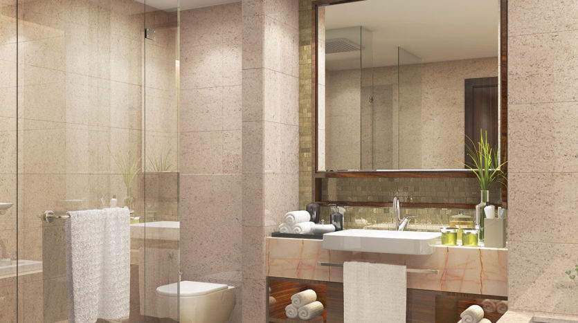 Intérieur de salle de bains moderne avec carrelage beige sur Imperial Avenue, comprenant un grand miroir, une cabine de douche en verre, un lavabo, des serviettes, une baignoire et des plantes vertes décoratives.