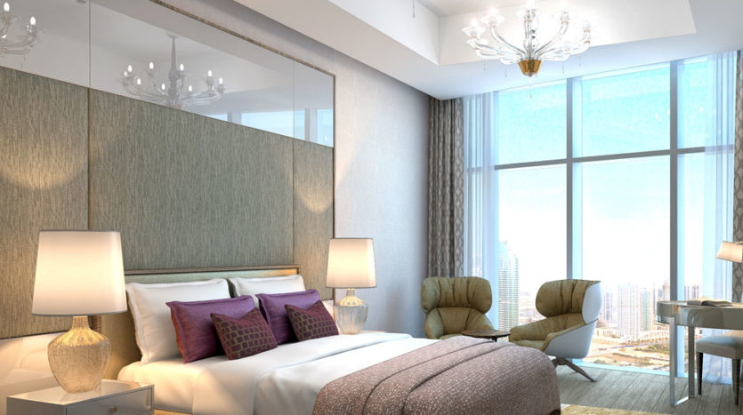 Une chambre luxueuse sur Imperial Avenue comprenant un grand lit avec des draps blancs et des oreillers bordeaux, deux lampes modernes, des chaises vertes moelleuses et une vue sur la ville à travers de grandes fenêtres. Des lustres élégants sont suspendus
