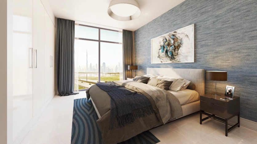 Chambre moderne avec un grand lit, une literie neutre et une table d&#039;appoint. Il y a une peinture abstraite au-dessus du lit et de grandes fenêtres offrent une vue sur la crique de Dubaï. Intérieur lumineux et élégant avec une décoration minimaliste.