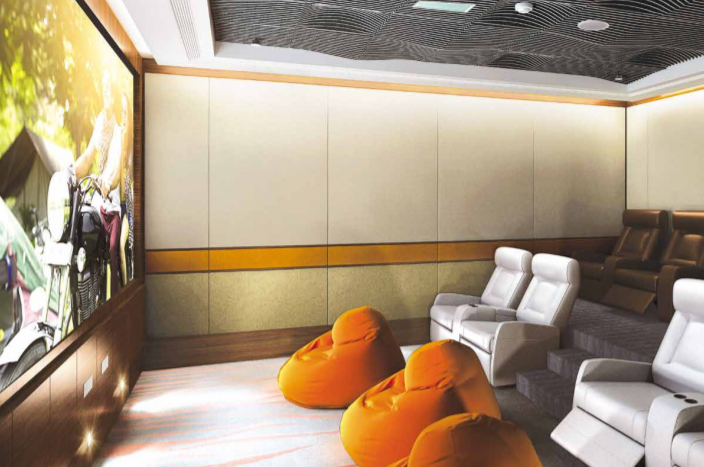 Salle de cinéma maison moderne dotée de luxueux sièges en cuir blanc et de poufs orange vif sur Imperial Avenue, complétée par un éclairage élégant et des boiseries, avec un grand écran affichant une scène de la nature.