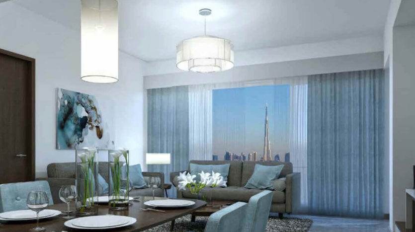 Une salle à manger moderne avec une table pour quatre personnes, de grandes fenêtres avec vue sur la crique de Dubaï, des lampes suspendues élégantes et un design intérieur confortable et élégant.