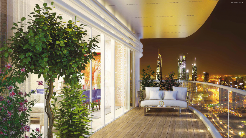 Un balcon luxueux dans un appartement de Dubaï la nuit, doté d&#039;un canapé blanc et de plantes vertes luxuriantes, avec une vue sur l&#039;horizon illuminé de la ville en arrière-plan.