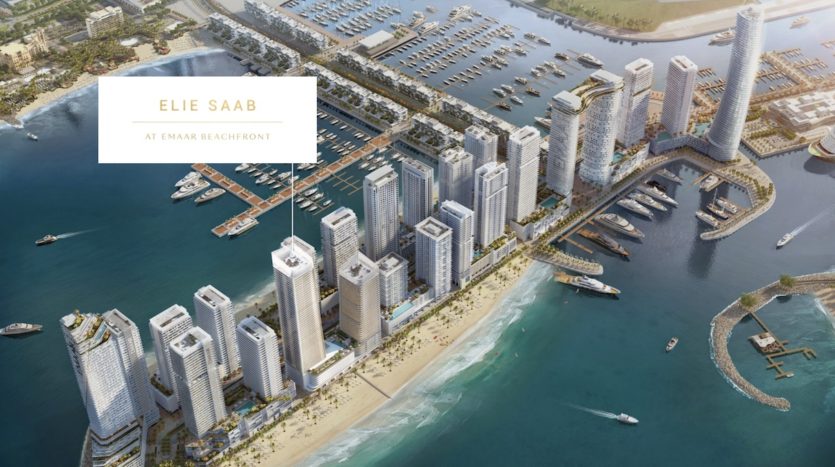 Vue aérienne d&#039;un développement urbain côtier comprenant des immeubles de grande hauteur portant le nom « Elie Saab at Emaar Beachfront » affiché au sommet, à côté des quais, des yachts et d&#039;une plage de sable