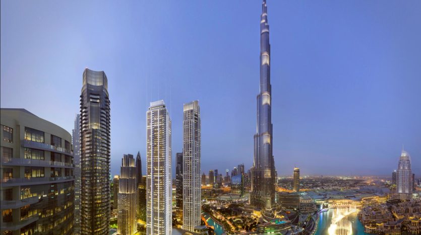 Vue panoramique sur les toits de Dubaï au crépuscule, avec le Burj Khalifa et les gratte-ciel environnants, y compris les résidences Grande Signature, avec les lumières de la ville commençant à illuminer les bâtiments et les voies navigables