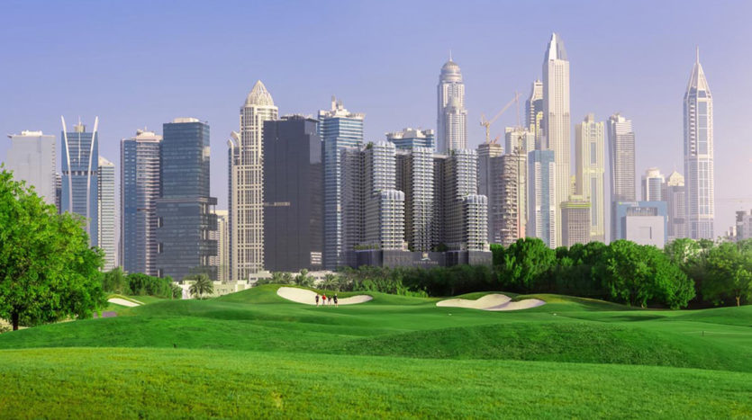 Un horizon urbain animé avec de nombreux immeubles de grande hauteur modernes, situé derrière un parcours de golf verdoyant de sept trous sous un ciel bleu clair.