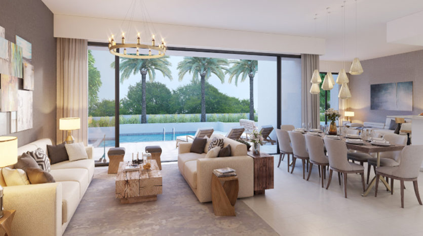 Un salon spacieux et moderne à Dubai Hills comprend des canapés beiges, des tables en bois et un coin repas en arrière-plan. De grandes fenêtres offrent une vue sur un jardin tranquille et une piscine. La chambre est baignée
