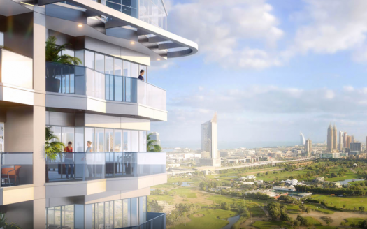 Un immeuble moderne de grande hauteur doté de plusieurs balcons donnant sur un paysage urbain luxuriant et tentaculaire sous un ciel dégagé. Les gens sont visibles sur les balcons, profitant de la vue sur le golf.