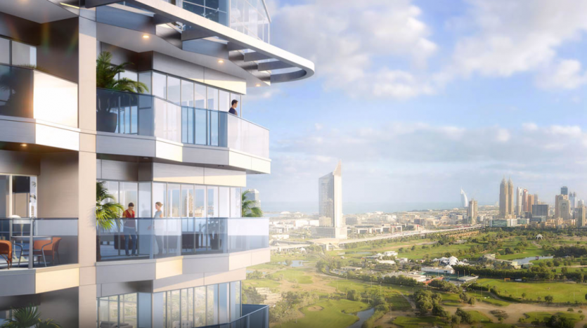 Un immeuble moderne de grande hauteur doté de plusieurs balcons donnant sur un paysage urbain luxuriant et tentaculaire sous un ciel dégagé. Les gens sont visibles sur les balcons, profitant de la vue sur le golf.