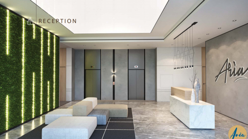 Le hall d&#039;entrée de l&#039;hôtel moderne comprend un élégant comptoir de réception en marbre, un mur vert vertical, des motifs géométriques au sol et un mobilier minimaliste avec le logo « aria résidence dubai » artistiquement affiché sur un mur latéral.
