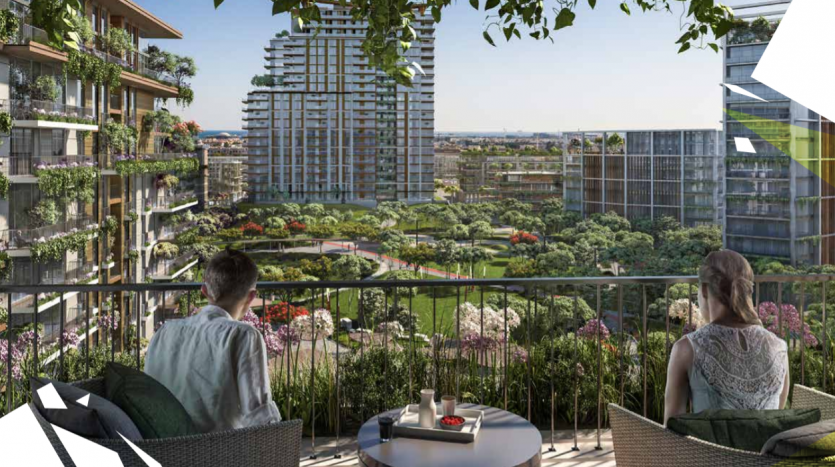 Deux personnes assises sur un balcon avec vue sur Central Park, des jardins luxuriants et des gratte-ciel. Le balcon dispose de sièges modernes et d&#039;une petite table.