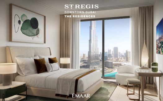 Chambre luxueuse avec un grand lit, un mobilier élégant et une grande fenêtre offrant une vue imprenable sur les toits du centre-ville de Dubaï, mis en valeur par le Burj Khalifa. Parfait pour ceux qui cherchent à investir