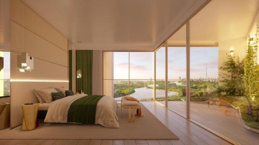 Chambre moderne avec un grand lit, une décoration élégante et des parois vitrées du sol au plafond donnant sur un jardin luxuriant et les insignes de Dubaï au coucher du soleil.