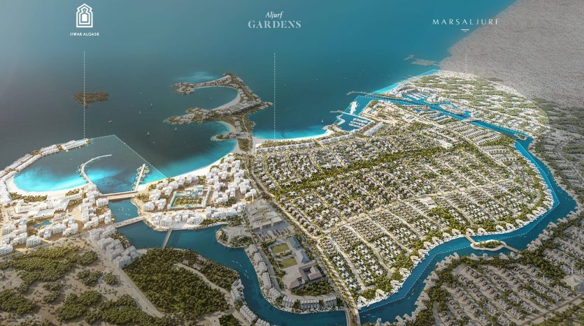 Vue aérienne d&#039;un complexe hôtelier côtier comprenant des villas densément disposées entourées d&#039;eau, avec des zones étiquetées « jardins al jure » et « marsalurif ». Les palmiers et les marinas rehaussent le