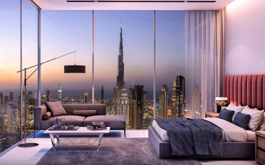 Un intérieur d&#039;appartement moderne au crépuscule avec de grandes fenêtres en verre offrant une vue panoramique sur les toits de la ville de Dubaï avec un grand gratte-ciel. La chambre comprend un canapé, un lit et une décoration élégante.