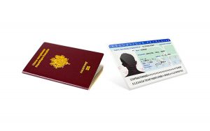 Французский паспорт рядом с удостоверением личности на белой поверхности. На удостоверении личности фотография, личная информация и элементы защиты.