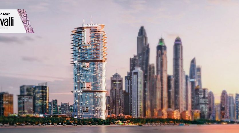 Une vue panoramique sur les toits d&#039;une ville moderne avec l&#039;éminente tour Roberto Cavalli à Dubaï, un immeuble de grande hauteur à l&#039;architecture cylindrique unique, contrastant avec d&#039;autres gratte-ciel au coucher du soleil.