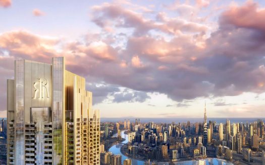 Une ligne d&#039;horizon futuriste au coucher du soleil avec un gratte-ciel proéminent au premier plan orné d&#039;un grand logo « r », surplombant une rivière sinueuse et un paysage urbain dense sous un ciel nuageux et vibrant à Dubaï.