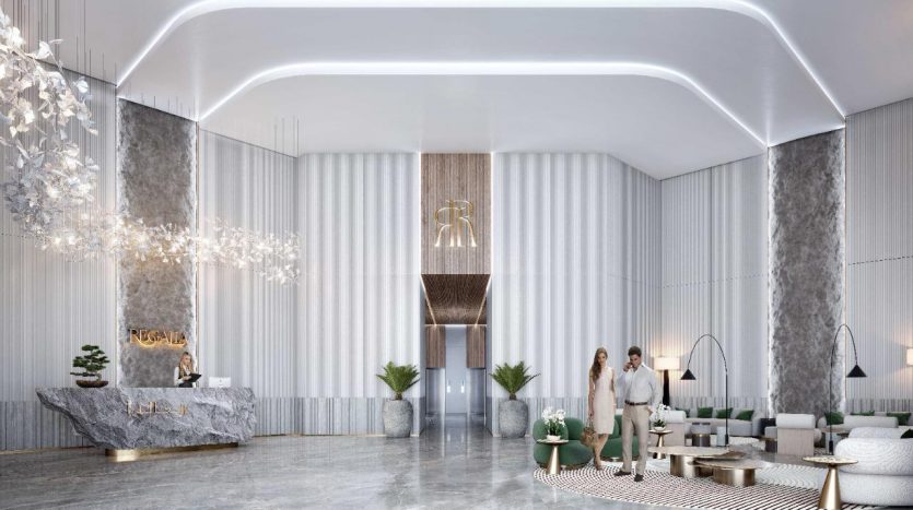 Un hall d&#039;entrée élégant au design moderne avec des sols en marbre, des canapés blancs incurvés, un grand lustre et deux personnes conversant près d&#039;une plante décorative à Dubaï.