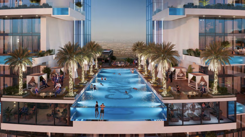 Une luxueuse piscine sur le toit au crépuscule, entourée de palmiers et de la tour moderne en verre Roberto Cavalli à Dubaï, avec des gens qui se détendent et nagent.