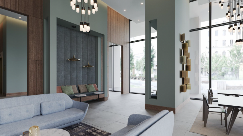 Un hall spacieux et moderne au Peninsula Dubai avec de grandes fenêtres, des canapés bleus élégants, une table à manger en bois et des suspensions élégantes. Le décor comprend des rideaux verts et une pièce murale décorative dorée.