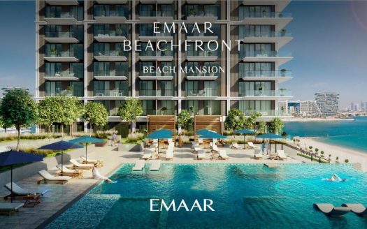 Luxueux complexe d'appartements en bord de mer à Dubaï avec une grande piscine, des chaises longues et des palmiers, surplombant une plage de sable et les toits de la ville en arrière-plan.