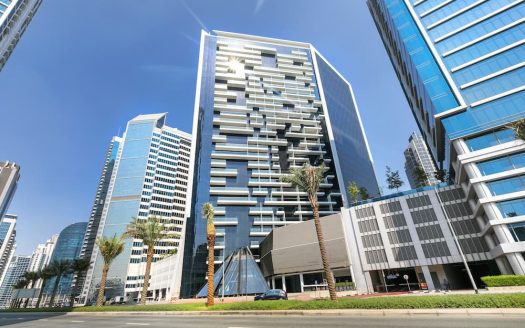 Paysage urbain moderne avec de grands gratte-ciel en verre et Marquise Square Dubai doté de balcons. Des palmiers luxuriants bordent la rue sous un ciel bleu clair.