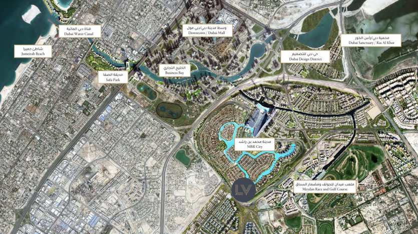 Vue satellite de Lagoon Views Dubai avec des zones en surbrillance et des étiquettes en arabe, se concentrant sur une grande zone centrale aux tons bleus, entourée de structures urbaines denses et de plans d&#039;eau.