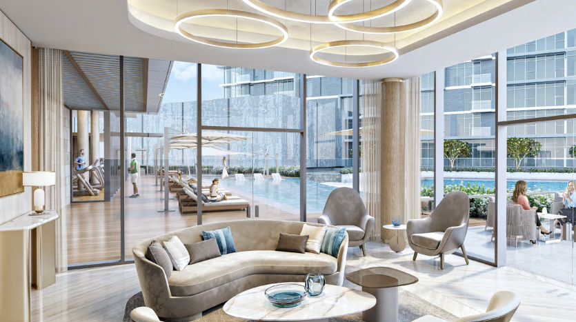 Un coin salon luxueux dans un appartement haut de gamme à Dubaï, doté d&#039;un éclairage circulaire moderne, de sièges moelleux et de baies vitrées donnant sur une piscine extérieure et un patio. Le décor comprend des couleurs claires et des accents de bois