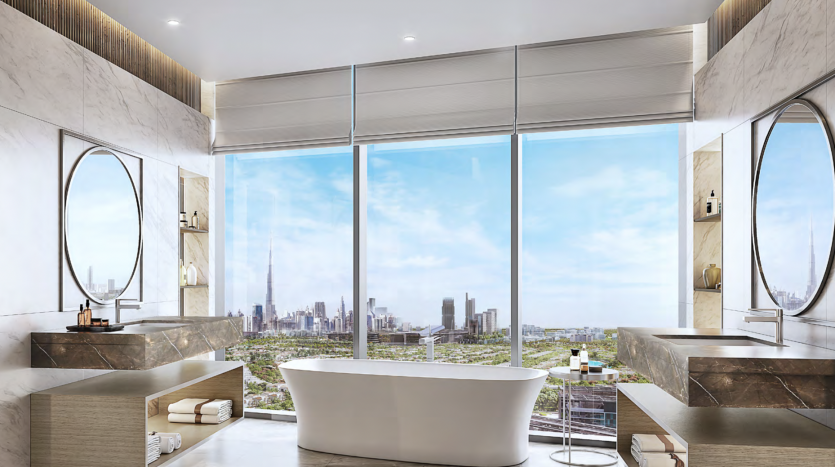 Salle de bains luxueuse avec baignoire autoportante, double vasque et finitions en marbre dans un appartement de Dubaï, dotée de baies vitrées offrant une vue panoramique sur le paysage urbain.