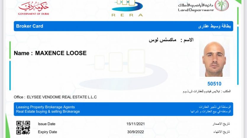 Image d'une carte d'identité de courtier du gouvernement de Dubaï, comportant le nom Maxence Loose, la photographie d'un homme chauve et les détails de son agence immobilière, son numéro de licence et son code QR.