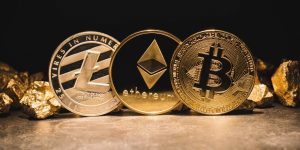 Tre monete di criptovaluta - Litecoin, Ethereum e Bitcoin - si ergono su uno sfondo di pepite d'oro a Dubai, illuminate da una luce calda e dorata.