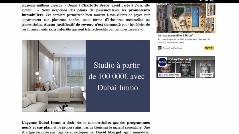Image montrant un article du site Forbes Immobilier intitulé &quot;projets de location à partir de 1000€ avec Dubai Immo&quot;. Comprend une grande photographie d&#039;un salon moderne avec un mobilier et une décoration contemporains