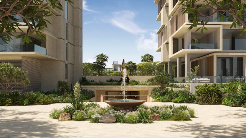 Cour centrale d&#039;un complexe d&#039;appartements moderne avec un aménagement paysager luxuriant, doté d&#039;une fontaine conçue pour engager les six sens, entourée de plantes disposées symétriquement et flanquée de bâtiments résidentiels contemporains.