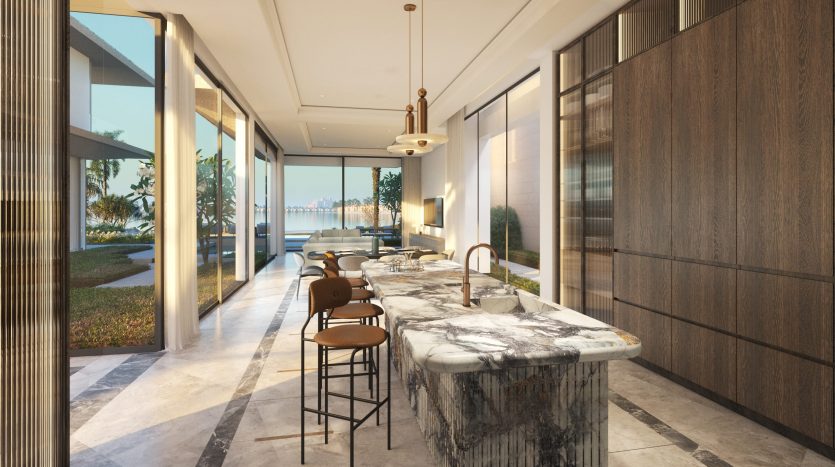 Intérieur de cuisine moderne avec îlot et tabourets en marbre, grandes fenêtres affichant une vue extérieure, éclairage suspendu à six sens, dans un design luxueux et ouvert.