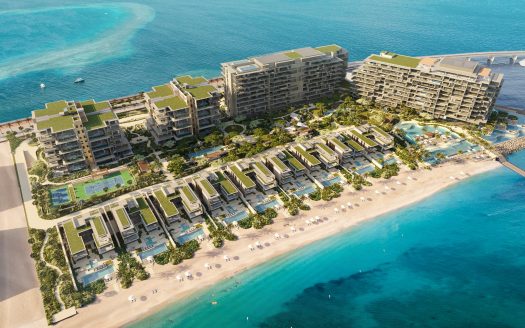 Vue aérienne d'un complexe hôtelier de luxe Six Senses en bord de mer avec des rangées de villas menant à des bâtiments à plusieurs étages, nichés entre une mer bleu clair d'un côté et des jardins luxuriants de l'autre.