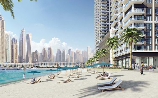 Un front de mer ensoleillé avec des chaises longues sous des parasols bleus, à côté d'un bâtiment moderne d'Emaar, avec une ligne d'horizon de la ville en arrière-plan et des gens se promenant tranquillement le long de la plage.