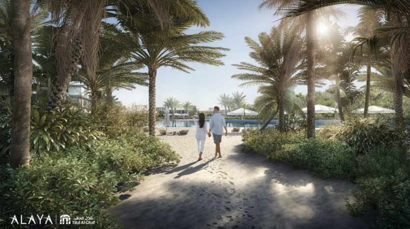 Un couple marche main dans la main le long d’un chemin sablonneux entouré de palmiers luxuriants, avec des chaises longues sous des auvents visibles en arrière-plan, près d’une villa à Dubaï, sous un ciel ensoleillé.
