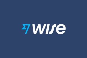 Le logo de wise sur fond bleu foncé, comportant un texte "wise" stylisé blanc avec une flèche bleue pointant vers le haut intégrée à la lettre "w.