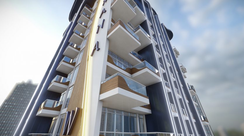 Immeuble résidentiel moderne de grande hauteur à Samana Waves, Dubaï, avec un design élégant et futuriste, avec des fenêtres en verre bleu proéminentes et des balcons blancs incurvés sous un ciel clair.