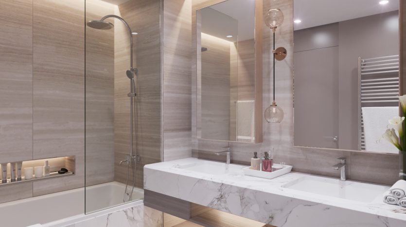 Une salle de bains moderne et luxueuse dans un appartement de Dubaï avec un grand miroir, des lavabos doubles sur un comptoir en marbre blanc, des accents en bois et une cabine de douche en verre.
