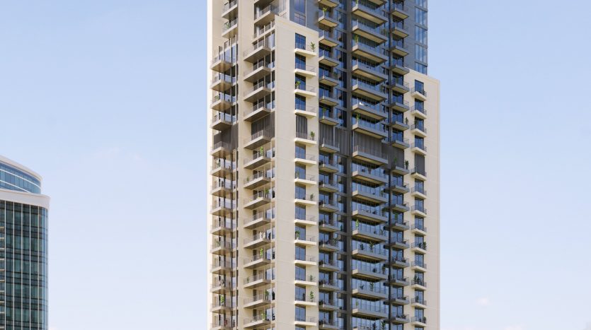 Un immeuble moderne de grande hauteur présentant un mélange de verre et de panneaux texturés, avec des balcons à chaque étage, sur un ciel bleu clair et flanqué d&#039;une verdure luxuriante et d&#039;autres gratte-ciel dans