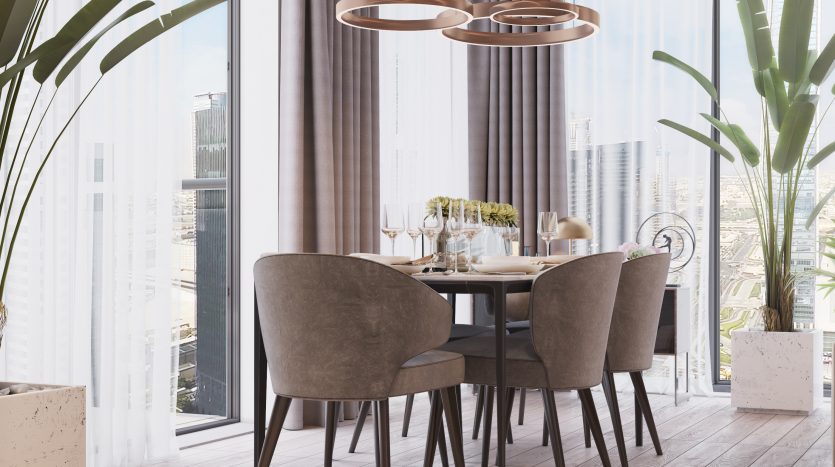 Salle à manger moderne avec table en bois et chaises grises, grandes fenêtres, lampes circulaires suspendues et plantes d&#039;intérieur dans une villa de Dubaï. Design intérieur lumineux et contemporain.