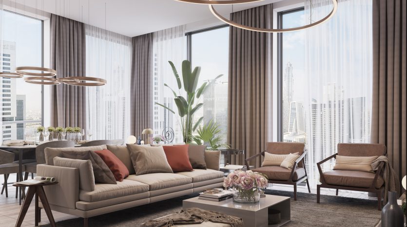 Un salon moderne et élégant dans un appartement de Dubaï comprenant un canapé beige avec des oreillers rouges, deux luminaires ronds suspendus, des baies vitrées avec vue sur la ville et des plantes d&#039;intérieur luxuriantes.