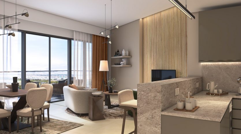 Intérieur d&#039;appartement moderne comprenant une cuisine ouverte avec des comptoirs en marbre relié à un salon confortable avec des sièges moelleux et de grandes fenêtres offrant une vue panoramique sur Dubaï.