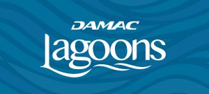 Изображение содержит текст "Lagons DAMAC", выполненный стилизованным белым шрифтом на текстурированном фоне голубых волн, вызывая в памяти тему воды и текучести.