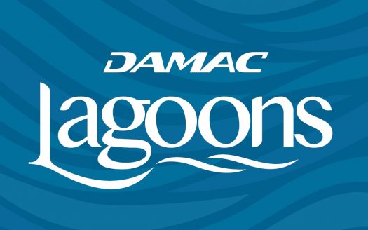 L'image présente le texte « Lagons DAMAC » en caractères blancs stylisés sur un fond texturé de vagues bleues, évoquant le thème de l'eau et de la fluidité.