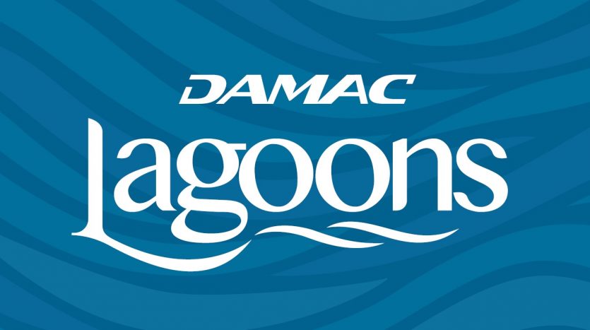 L&#039;image présente le texte « Lagons DAMAC » en caractères blancs stylisés sur un fond texturé de vagues bleues, évoquant le thème de l&#039;eau et de la fluidité.